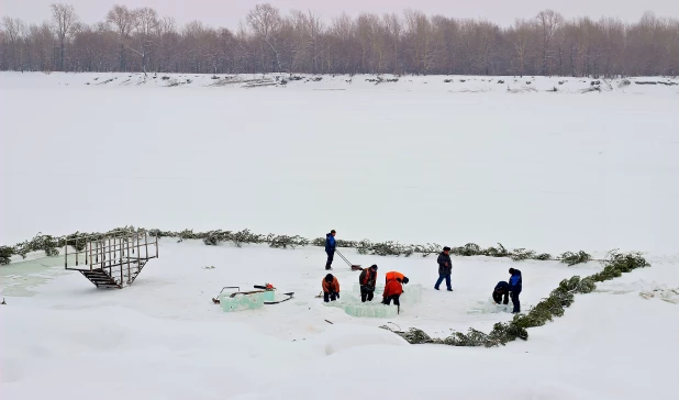 Строительство Крещенского городка в Барнауле.