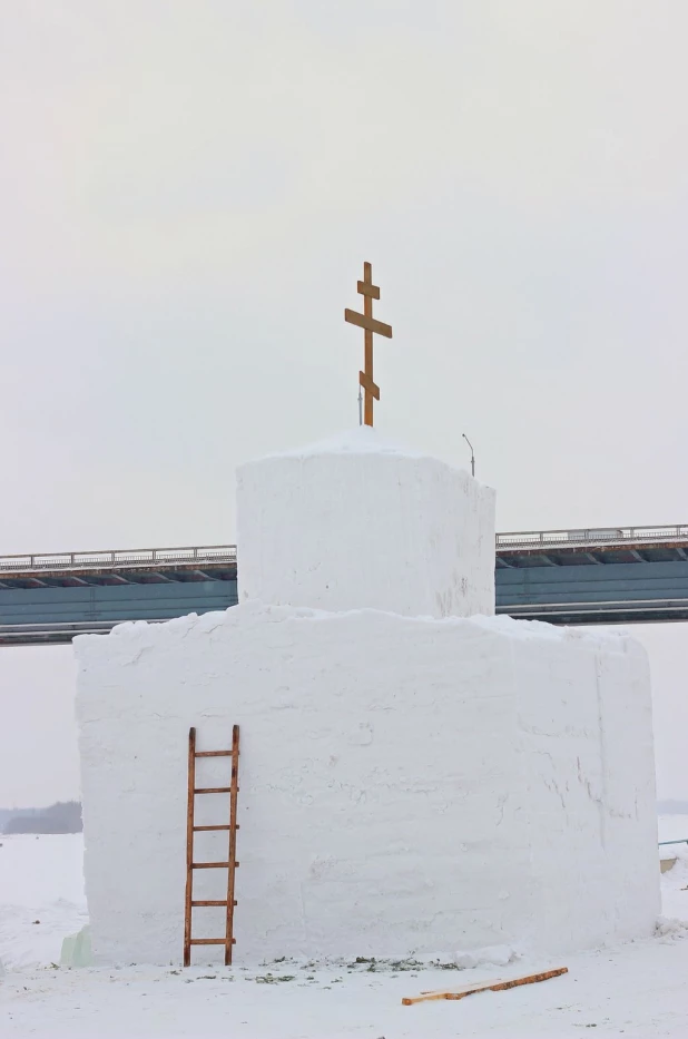 Строительство Крещенского городка в Барнауле.