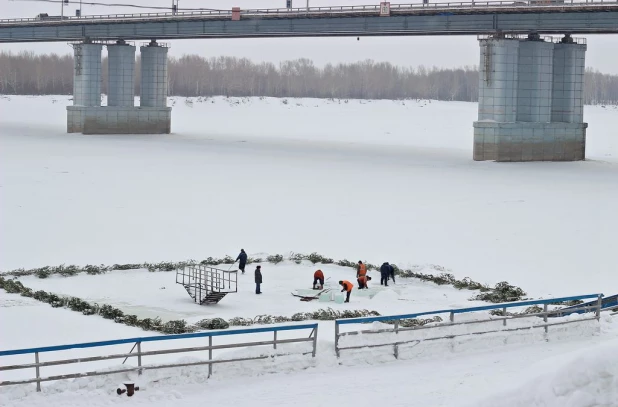 Строительство Крещенского городка в Барнауле.