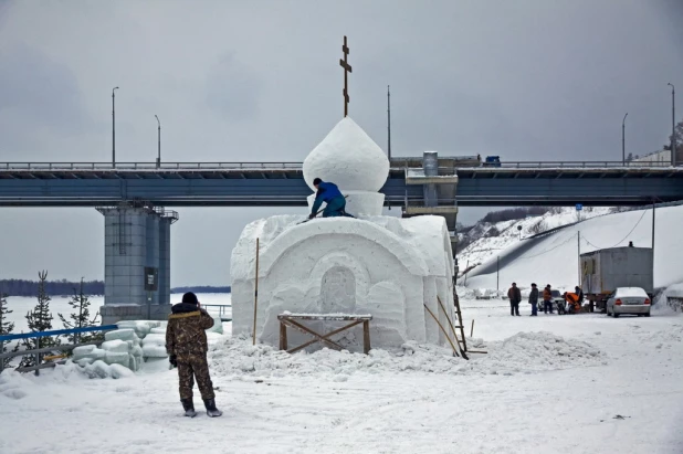 Строительство Крещенского городка на речном вокзале в Барнауле.