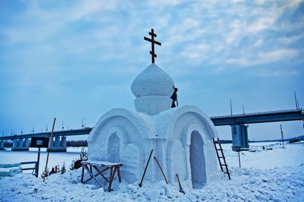 Строительство Крещенского городка на речном вокзале в Барнауле.