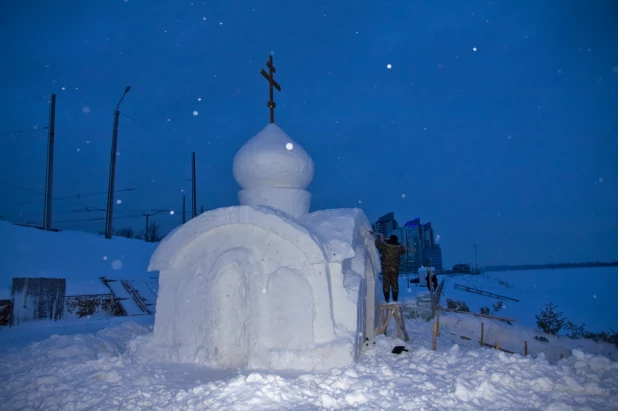 Строительство Крещенского городка на речном вокзале в Барнауле.