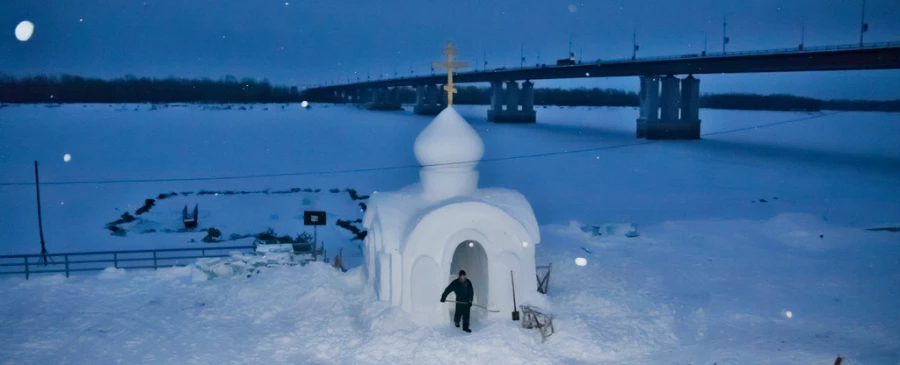 Строительство Крещенского городка на речном вокзале в Барнауле.