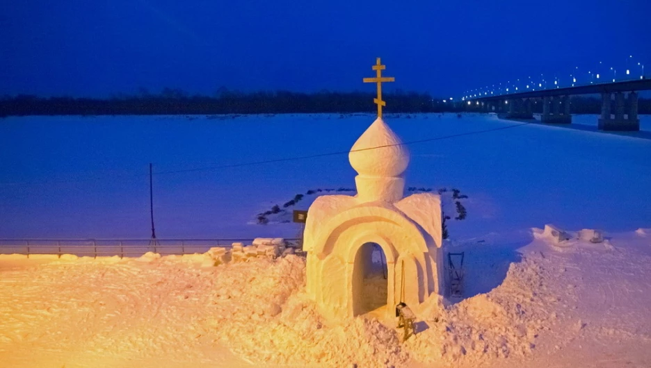 Строительство Крещенского городка на речном вокзале в Барнауле.