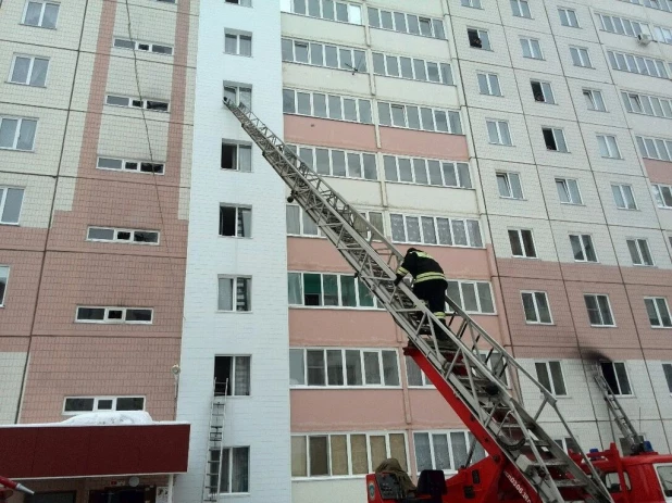 В Барнауле загорелась многоэтажка.