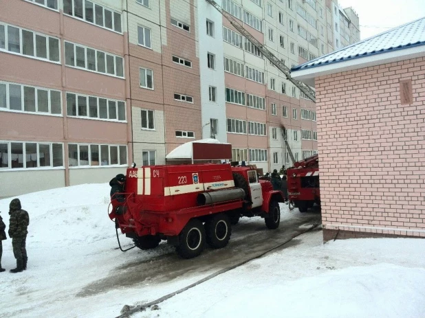 В Барнауле загорелась многоэтажка.