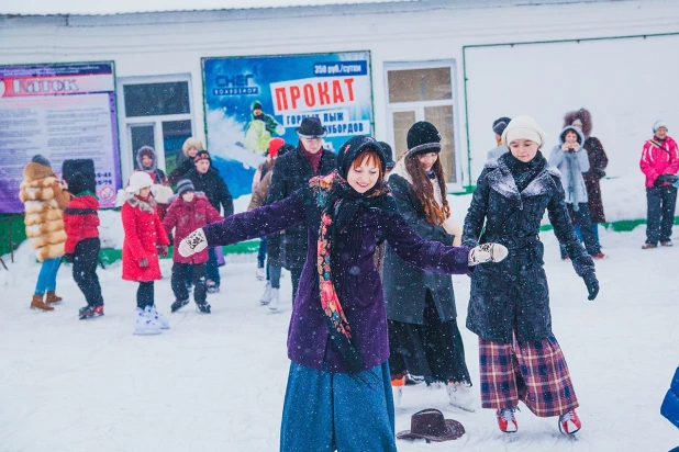 На барнаульском катке устроили ретро-вечер.