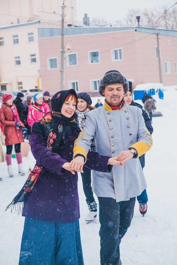 На барнаульском катке устроили ретро-вечер.