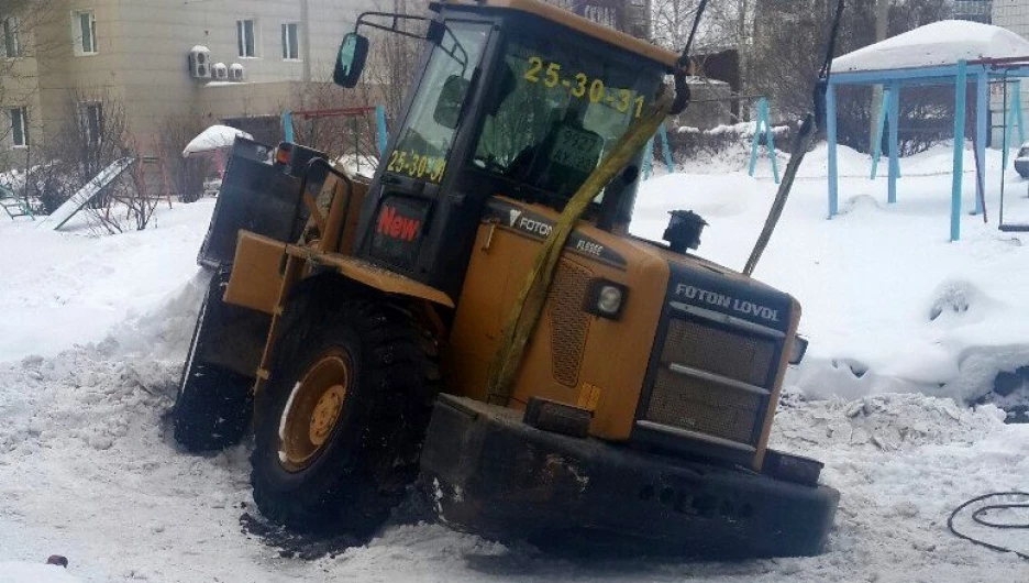 Трактор провалился в глубокую яму