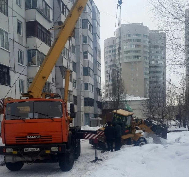 Трактор провалился в глубокую яму