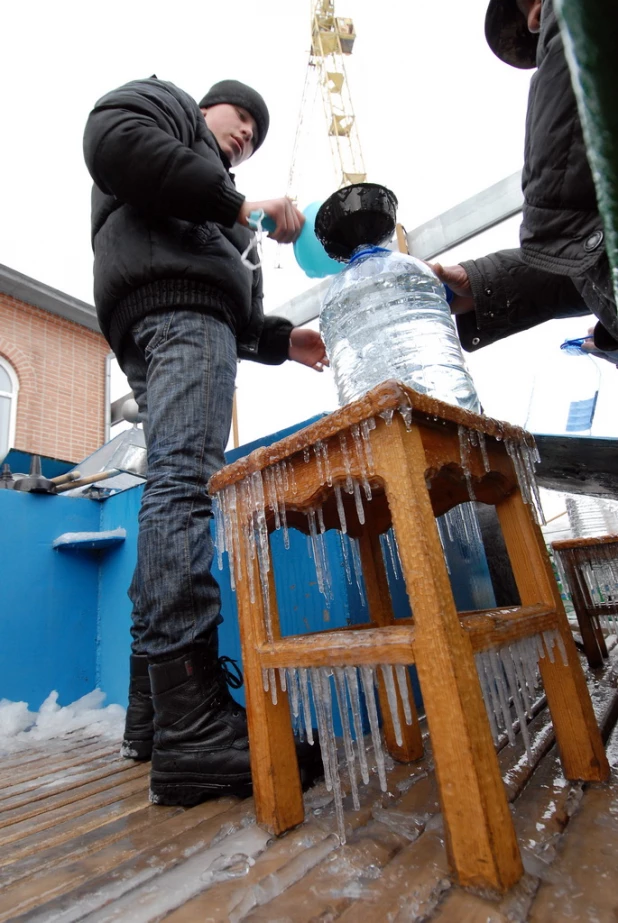 Барнаульцы пришли за святой водой. 19 января 2015.