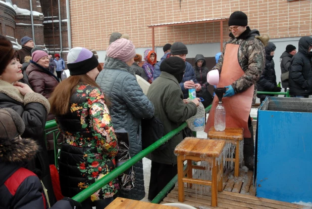 Барнаульцы пришли за святой водой. 19 января 2015.