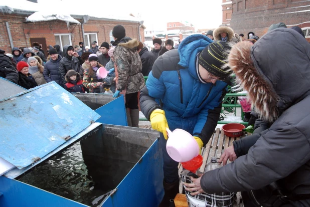 Барнаульцы пришли за святой водой. 19 января 2015.