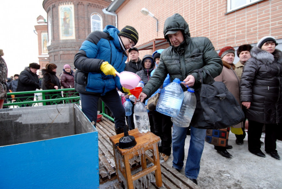 Барнаульцы пришли за святой водой. 19 января 2015.