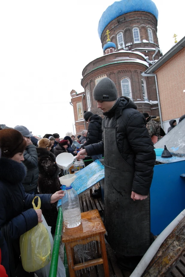 Барнаульцы пришли за святой водой. 19 января 2015.