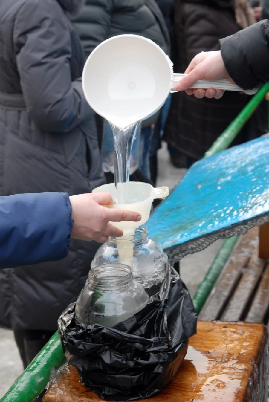 Барнаульцы пришли за святой водой. 19 января 2015.