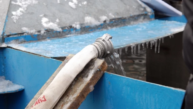 Барнаульцы пришли за святой водой. 19 января 2015.