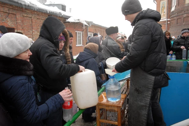 Барнаульцы пришли за святой водой. 19 января 2015.