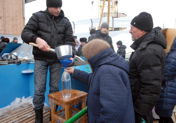 Барнаульцы пришли за святой водой. 19 января 2015.