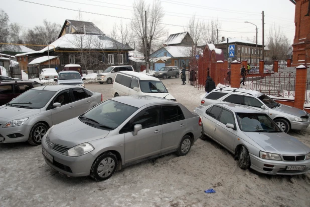 Барнаульцы пришли за святой водой. 19 января 2015.