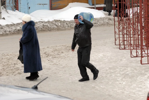 Барнаульцы пришли за святой водой. 19 января 2015.