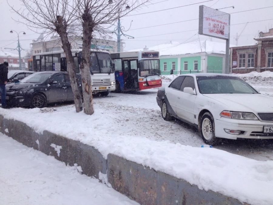 В Барнауле три автобуса не поделили улицу.