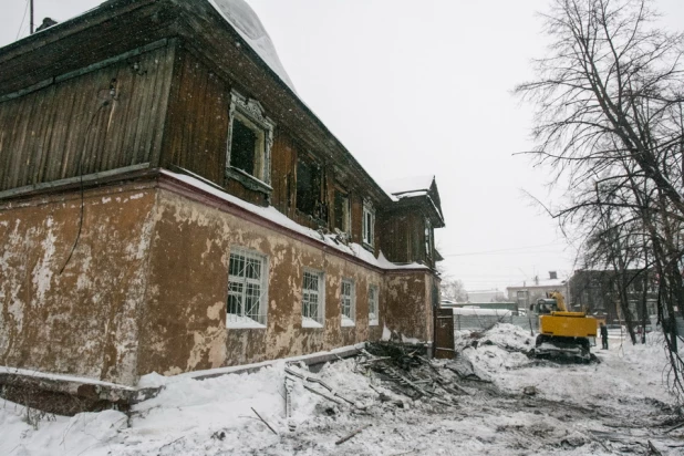 В центре Барнаула сносят барак.