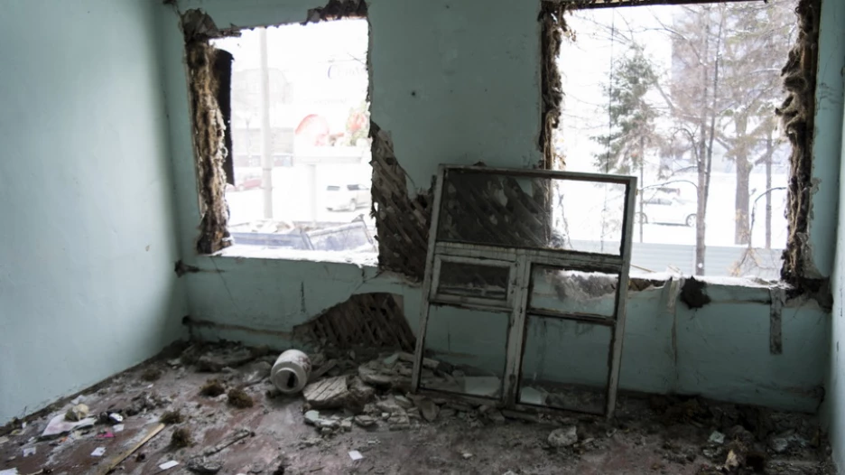 В центре Барнаула сносят барак.