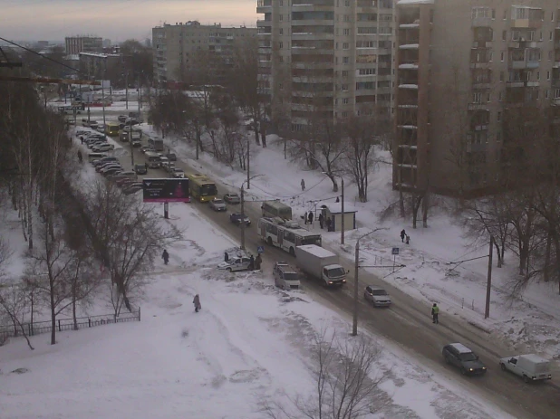 ДТП в Барнауле с участием общественного транспорта.