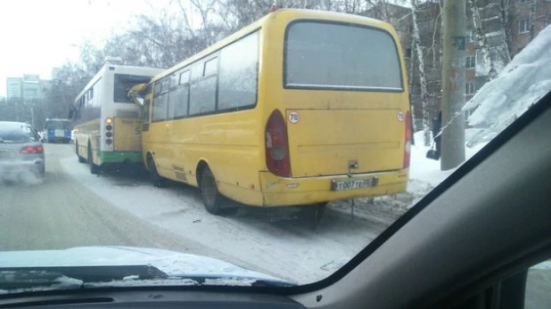 ДТП в Барнауле с участием общественного транспорта.