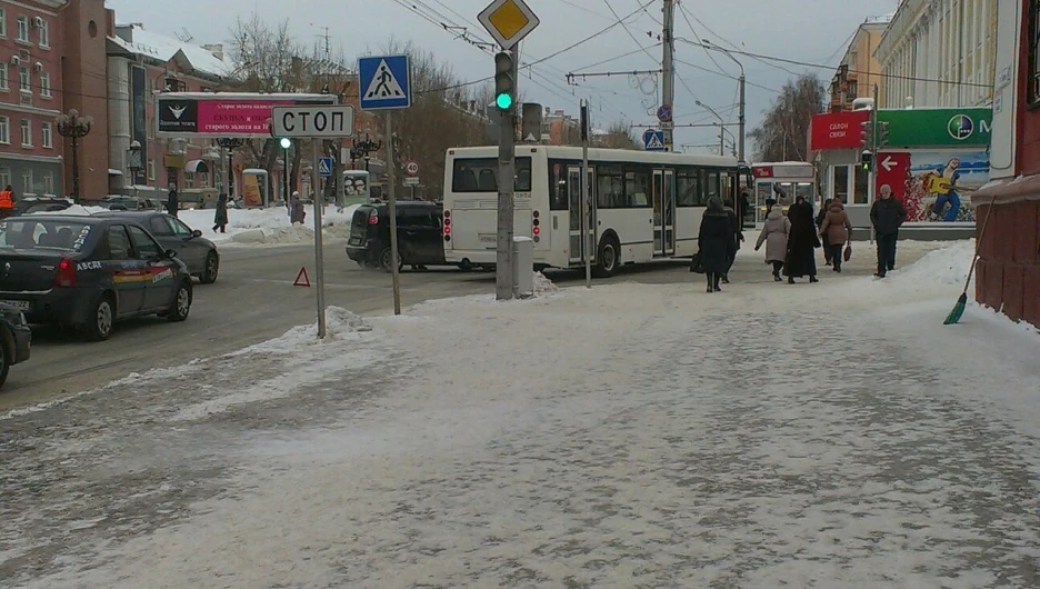 ДТП в Барнауле с участием общественного транспорта.