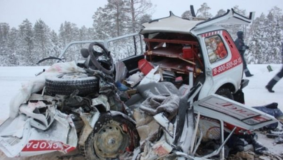 На "дороге смерти" между Ямалом и Югрой в жуткой аварии погиб водитель скорой помощи.