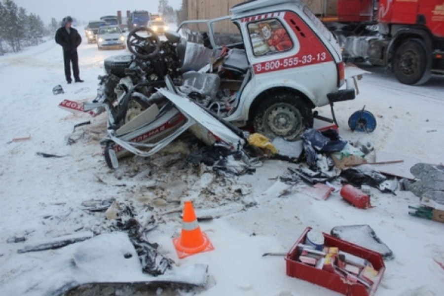На &quot;дороге смерти&quot; между Ямалом и Югрой в жуткой аварии погиб водитель скорой помощи.