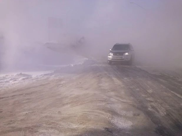 В Барнауле залило проезжую часть.