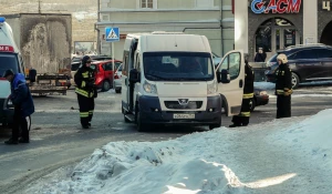 В центре Барнаула бензовоз протаранил микроавтобус. Пострадал ребенок