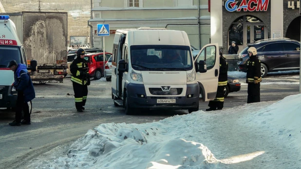 В центре Барнаула бензовоз протаранил микроавтобус. Пострадал ребенок