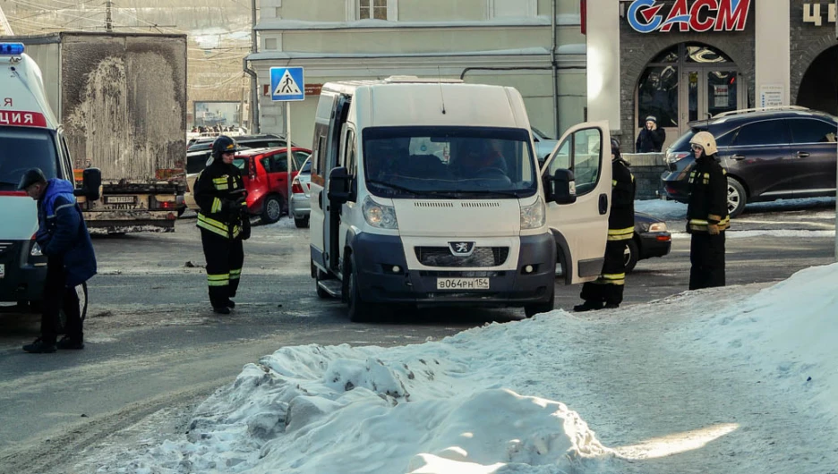 В центре Барнаула бензовоз протаранил микроавтобус. Пострадал ребенок