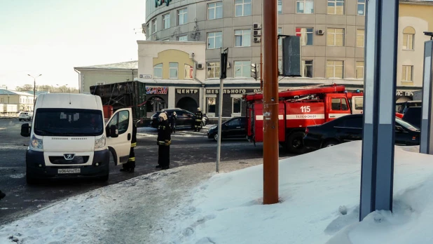 В центре Барнаула бензовоз протаранил микроавтобус. Пострадал ребенок