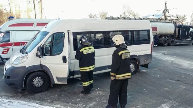 В центре Барнаула бензовоз протаранил микроавтобус. Пострадал ребенок