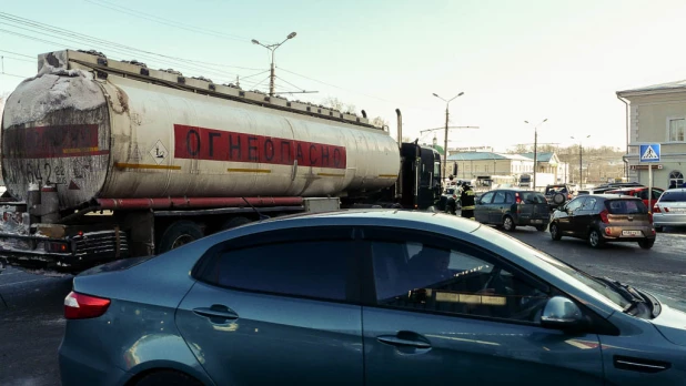 В центре Барнаула бензовоз протаранил микроавтобус. Пострадал ребенок