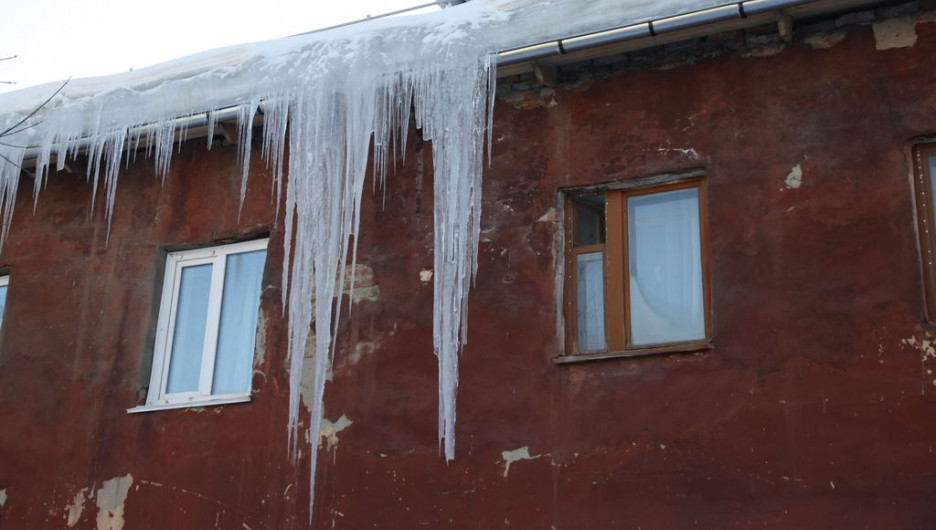 Барнаульцам напомнили о возможности погибнуть из-за сорвавшихся с крыш глыб льда
