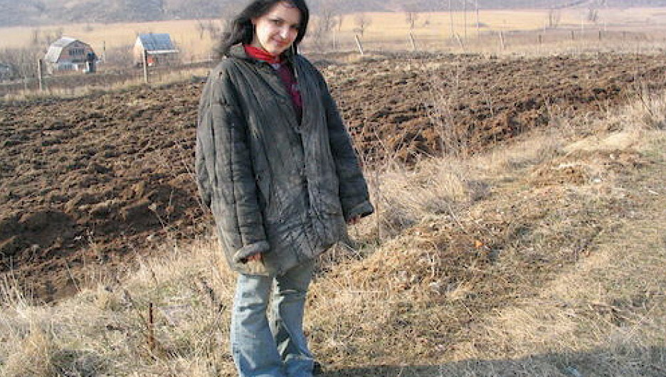 Девушка в ватнике на полевых работах.
