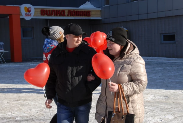 В канун Дня святого Валентина барнаульцы целовались, обнимались и признавались в любви на улице.