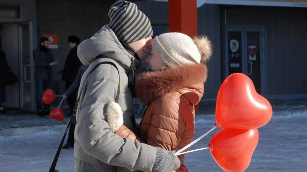 В канун Дня святого Валентина барнаульцы целовались, обнимались и признавались в любви на улице.