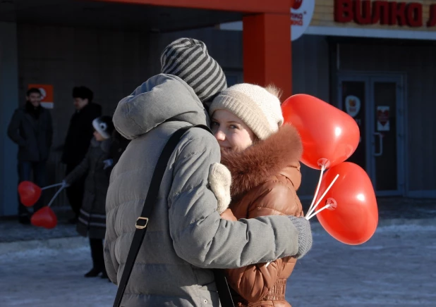 В канун Дня святого Валентина барнаульцы целовались, обнимались и признавались в любви на улице.