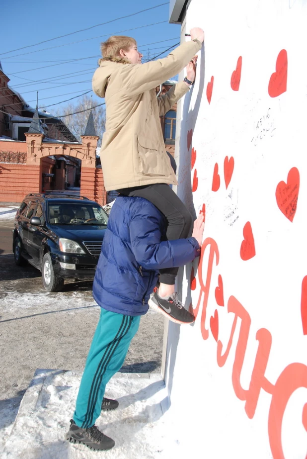 В канун Дня святого Валентина барнаульцы целовались, обнимались и признавались в любви на улице.