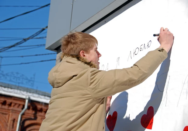 В канун Дня святого Валентина барнаульцы целовались, обнимались и признавались в любви на улице.