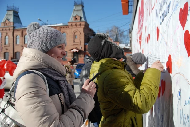 В канун Дня святого Валентина барнаульцы целовались, обнимались и признавались в любви на улице.