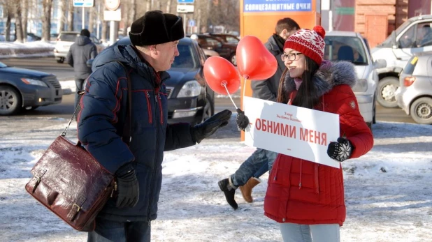 В канун Дня святого Валентина барнаульцы целовались, обнимались и признавались в любви на улице.