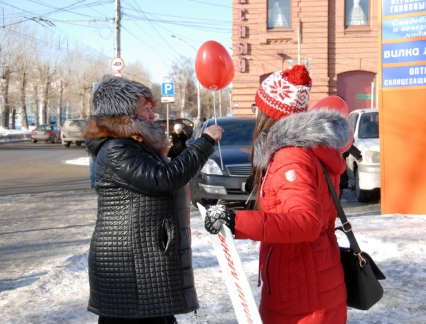 В канун Дня святого Валентина барнаульцы целовались, обнимались и признавались в любви на улице.